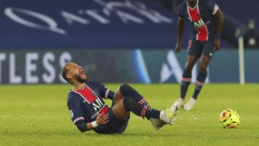 Neymar del Paris Saint-Germain cae al piso lesionado en el encuentro ante el Lyon el domingo 13 de diciembre del 2020.&nbsp;