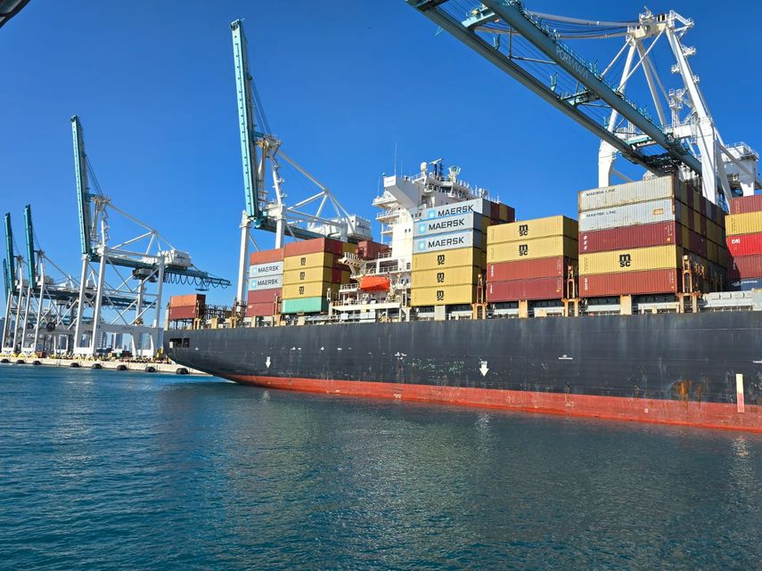 Barco mercante en el Puerto de Miami.