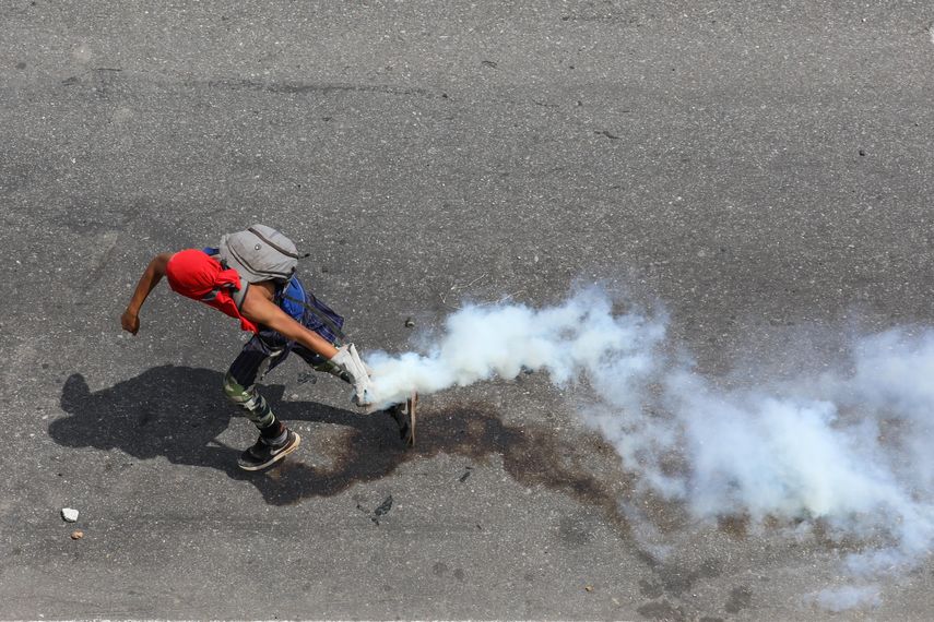 Opositores fueron registrados este miércoles al enfrentarse con la policía, durante una manifestación, en Caracas (Venezuela).