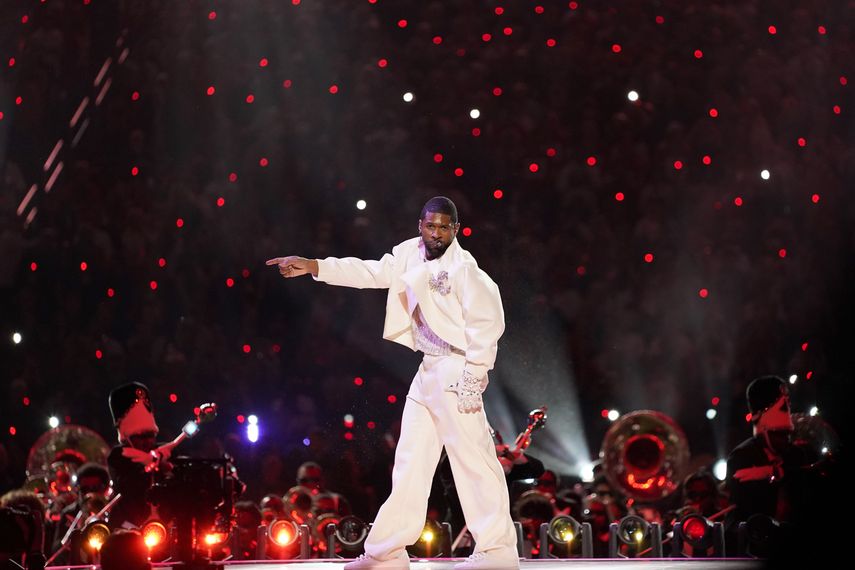 Usher actúa durante el partido de fútbol americano Super Bowl 58 de la NFL el domingo 11 de febrero de 2024 en Las Vegas.
