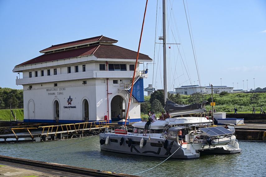 Un velero ingresa a las esclusas de Miraflores del Canal de Panamá en la Ciudad de Panamá el 22 de enero de 2025.&nbsp;