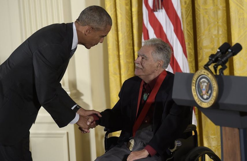 En esta fotograf&iacute;a de archivo del 22 de septiembre de 2016 el presidente Barack Obama le da la mano al autor Rudolfo Anaya tras entregarle la Medalla Nacional de Humanidades 2015 durante una ceremonia en la Sala Este de la Casa Blanca en Washington.&nbsp;