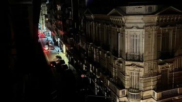 La empresa privada de electricidad Edesur informó que desplegó un operativo especial tras el apagón en Buenos Aires para atender las fallas, relacionadas con la alta demanda por la ola de calor en víspera de Año Nuevo.