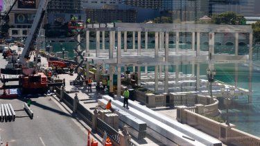 Un grupo de personas trabaja en una construcción frente a las fuentes del Bellagio, el lunes 25 de septiembre de 2023, en Las Vegas para el GP de la Fórmula 1