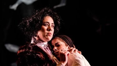 Las actrices Carmen Albernas y Nabilah Féh en una escena de la obra.&nbsp;