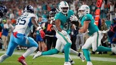 El corredor de los Dolphins de Miami, Raheem Mostert, corre para anotar un touchdown en el encuentro ante los Titans de Tennessee, el lunes 11 de diciembre del 2023.