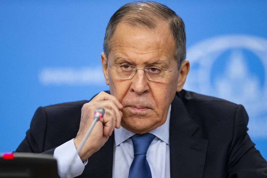 El ministro de Exteriores ruso Sergey Lavrov escucha la pregunta de un periodista durante su conferencia de prensa anual que informa sobre el trabajo de su ministerio en 2019, en Moscú, Rusia, el viernes 17 de enero de 2020. 