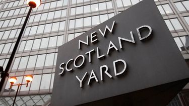 Las mujeres -dos de 18 y una de 19 años- están siendo interrogadas en una comisaría fuera de la capital británica y son sospechosas de cometer, preparar o instigar actos terroristas.