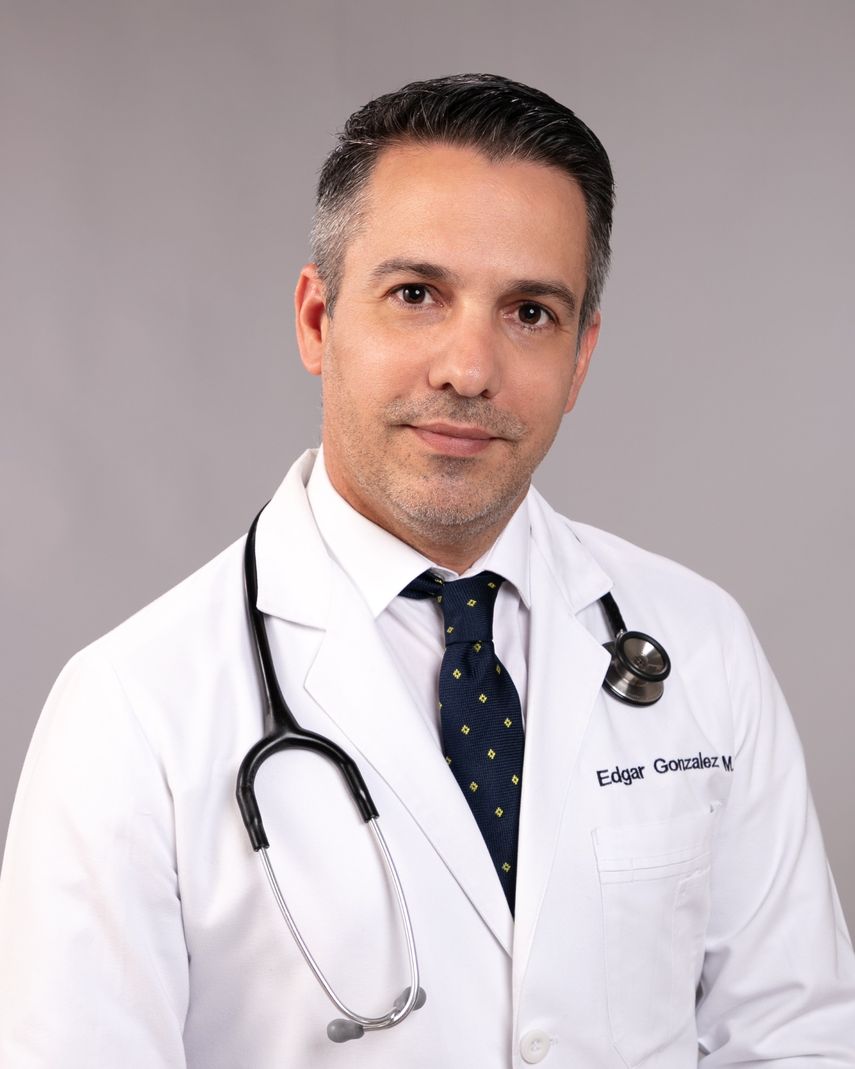 El doctor Edgar González está certificado por la American Academy of Pediatrics y cuenta con licencia médica vigente en Florida, además de acreditaciones en Puerto Rico y experiencia en salud pública.