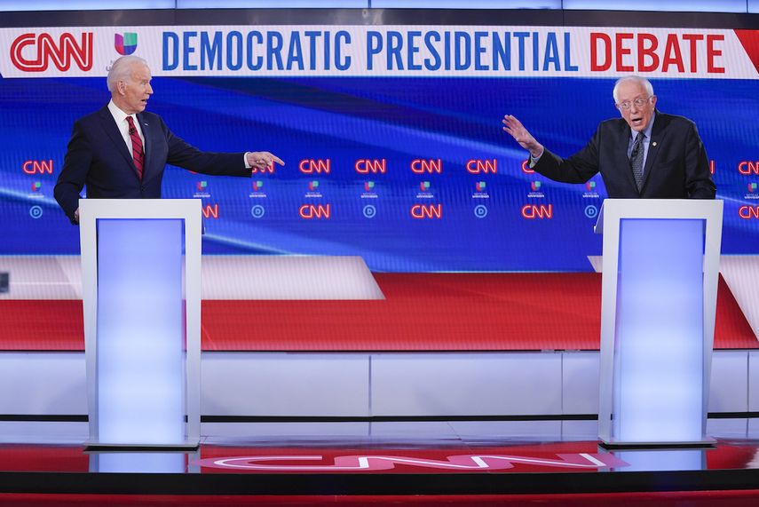 El exvicepresidente Joe Biden, izquierda, y el senador Bernie Sanders participan en un debate por la candidatura dem&oacute;crata a la presidencia en los estudios de CNN en Washington, el domingo 15 de marzo de 2020.&nbsp;