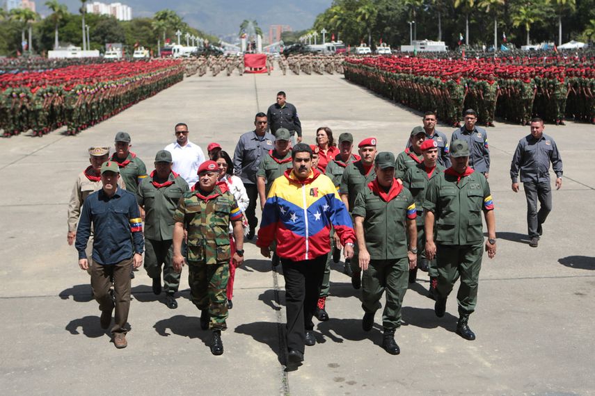 Fotografía cedida por el Palacio de Miraflores que muestra al presidente venezolano Nicolás Maduro (c) durante una ceremonia militar el pasado miércoles 4 de febrero de 2015, en Caracas. (Foto EFE)