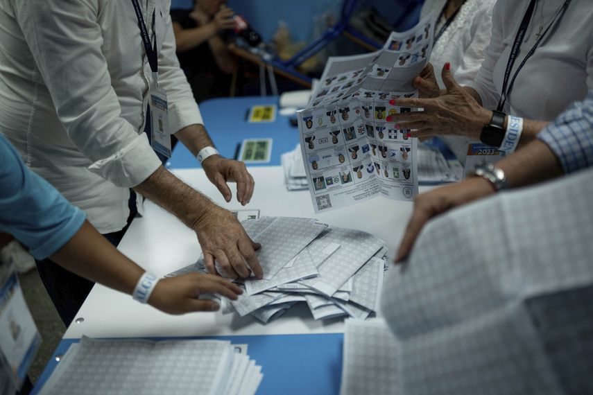 Trabajadores electorales cuentan votos después del cierre de urnas en las elecciones generales en Ciudad de Guatemala, el domingo 25 de junio de 2023. Foto AP