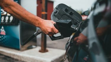 El precio de la gasolina sigue bajando en Florida.