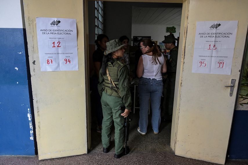 Soldados del ejército venezolano patrullan uno de los principales centros de votación mientras empleados del Consejo Nacional Electoral (CNE) instalan mesas de votación y urnas para las próximas elecciones presidenciales, en Caracas, Venezuela, el 26 de julio de 2024.&nbsp;