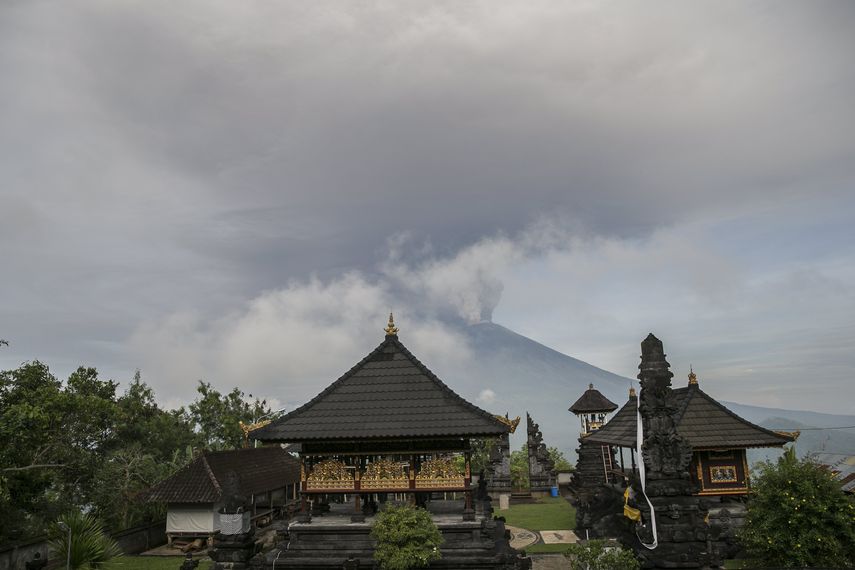 El volcán Agung se muestra en actividad este lunes, por lo que las autoridades están en alerta.&nbsp;