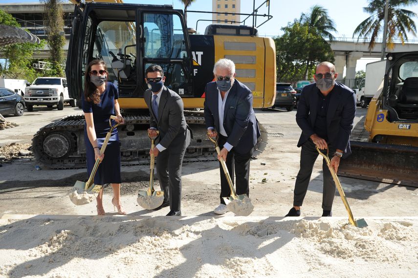 (De izquierda a der.) Marisa Galbut, el alcalde de Miami, Francis Suárez, Russell Galbut, & Keith Menin durante la inauguración de la obra Natiivo Miami, en el downtown de la ciudad.