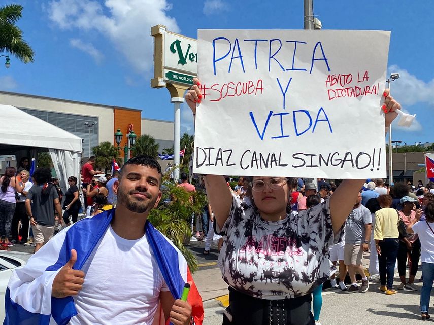 Patria y Vida, un grito que entonan los cubanos residentes del sur de la Florida y aquellos que hoy marcharon por las calles de San Antonio en las afueras de Cuba.&nbsp;