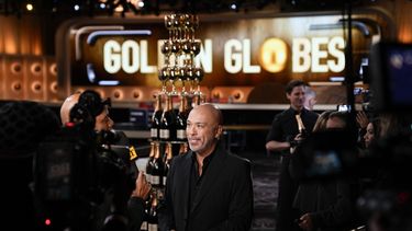 El anfitrión Jo Koy habla con reporteros en un encuentro con la prensa previo a los Globos de Oro en el hotel Beverly Hilton el jueves 4 de enero de 2024, en Beverly Hills, California.