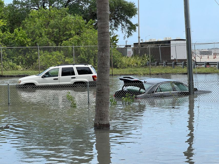 Vehículos sumergidos en Fort Lauderdale.