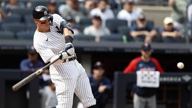 El jardinero derecho de los Yanquis de Nueva York Aaron Judge batea un jonrón en el sexto episodio ante los Mellizos de Minnesota el lunes 5 de septiembre del 2022.