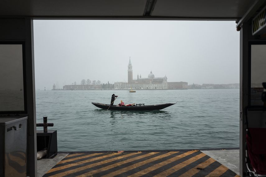Un gondolero dirige su góndola vacía por las aguas de Venecia ante la cancelación de la edición 2021 del tradicional carnaval.&nbsp;