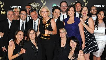 Mary Connelly, en el centro, y el personal de The Ellen DeGeneres Show posa en la sala de prensa con su premio Emmy en el hotel Beverly Hilton, California. (AP)