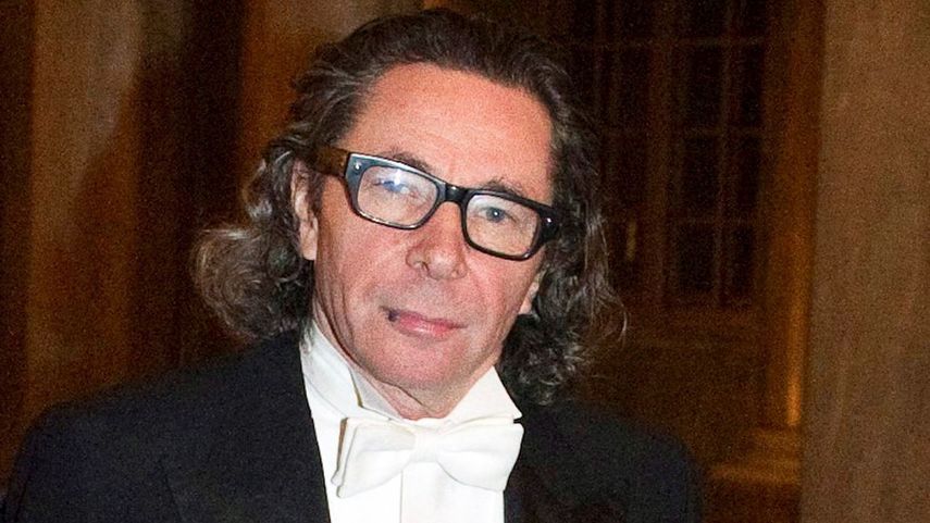 Ambos crímenes involucraban a la misma mujer y tuvieron lugar a finales de 2011. Arnault, de 72 años, niega los cargos. Además el Tribunal estableció que Arnault tendrá que pagar 115.000 coronas (12.900 dólares) en concepto de daños a la demandante.&nbsp;&nbsp;