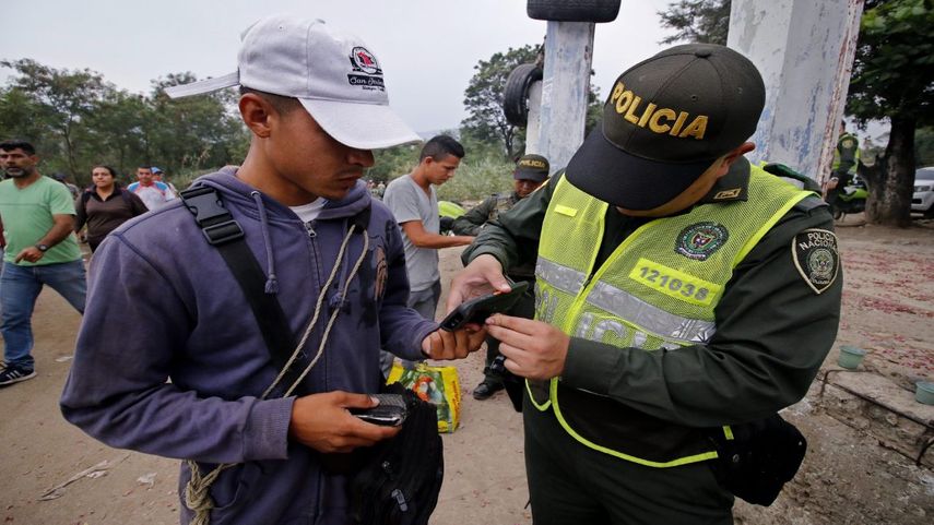 Miembros de la Policía Nacional de&nbsp;Colombia realizan labores de seguridad en la trocha La Marranera, en Cúcuta.