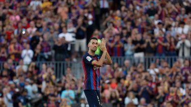 Sergio Busquets aplaude a los aficionados del Barcelona tras ser sustituido en su último partido en casa con el club en la Liga de España, frente al Mallorca, el domingo 28 de mayo de 2023.