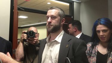 En esta foto del 29 de mayo del 2015, el actor Dustin Diamond sale de un tribunal en Port Washington, Wisconsin, tras haber sido condenado de dos cargos menores derivados de una pelea en un bar en 2014.