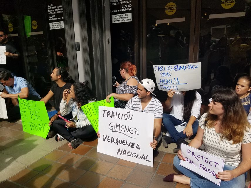 Giménez dirigió instrucciones al Departamento de Correcciones de Miami Dade para que cumpliera con las solicitudes de retención de inmigrantes.