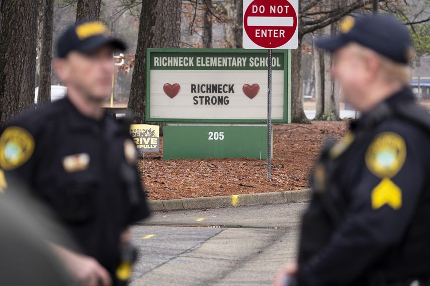 La policía vigila el regreso de los alumnos a la escuela primaria Richneck, 30 de enero de 2023, en Newport News, Virginia.