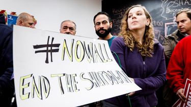 Líderes sindicales y trabajadores federales de EEUU participan e Nueva York en un encuentro para pedir el cierre parcial del Gobierno.