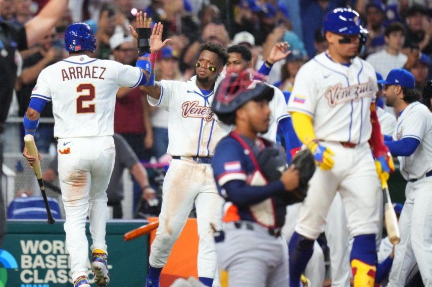 Luis Arraez #2 celebra con Ronald Acuña Jr. #21 de Venezuela tras anotar contra Países Bajos durante la quinta entrada de un partido del Grupo D del Clásico Mundial de Béisbol 2026 en el Loan Depot Park el 6 de marzo de 2026 en Miami, Florida.&nbsp;