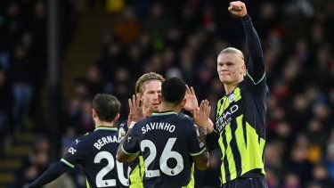 El atacante del Manchester City, Erling Haaland (derecha), celebra con sus compañeros tras anotar el primer gol de su equipo, el 7 de diciembre de 2024.