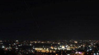 La imagen muestra la estela de un cohete de los sistemas de defensa antimisiles Cúpula de Hierro de Israel que fueron disparados para interceptar cohetes lanzados desde Irán sobre Jerusalén el 13 de junio de 2025.