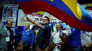 El candidato presidencial Fernando Villavicencio ondea una bandera de Ecuador en un acto de campaña en un colegio minutos antes de ser asesinado a tiros a la salida de ese recinto educativo en Quito, Ecuador, el miércoles 9 de agosto de 2023