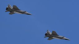 Aviones interceptores supersónicos rusos MiG-31, equipados con misiles hipersónicos Kinzhal (Dagger), sobrevuelan la Plaza Roja durante el desfile militar del Día de la Victoria en Moscú, el 9 de mayo de 2018.&nbsp;