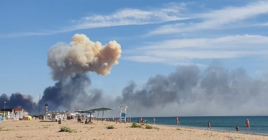 Nubes de humo se observan desde una playa en Saky luego de que se escucharon unas explosiones desde una base aérea rusa cerca de Novofedorivka, Crimea, el martes 9 de agosto de 2022.&nbsp;