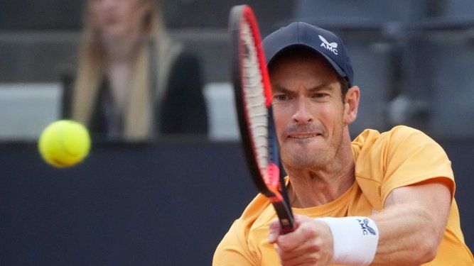 En foto del miércoles 10 de mayo del 2023, Andy Murray devuelve ante Fabio Fognini en el Abierto de Italia en Roma. El domingo 21 de mayo del 2023, Murray se da de baja del Abierto de Francia.&nbsp;