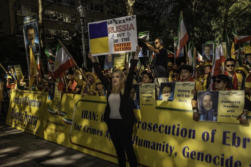 La diputada popular de Ucrania Kira Rudik sostiene un cartel durante una protesta contra el presidente iraní Ebrahim Raisi durante una manifestación en la ciudad de Nueva York el 21 de septiembre de 2022, en medio de la 77ª sesión de la Asamblea General de las Naciones Unidas. &nbsp;