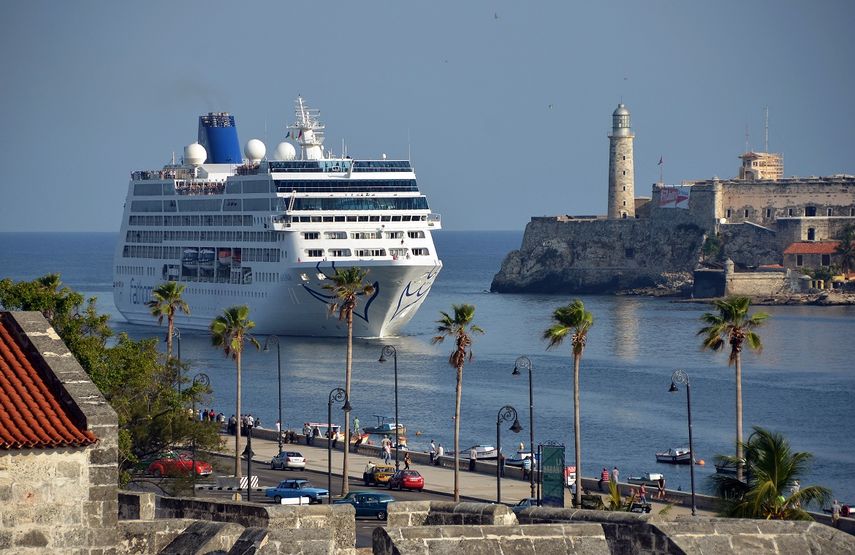 El barco Adonia, de la compañía Fathom, filial de la empresa Carnival, a su llegada a La Habana, Cuba, el lunes 02 de mayo de 2016, abriendo la primera línea de viajes de cruceros entre Estados Unidos y Cuba en más de medio siglo.