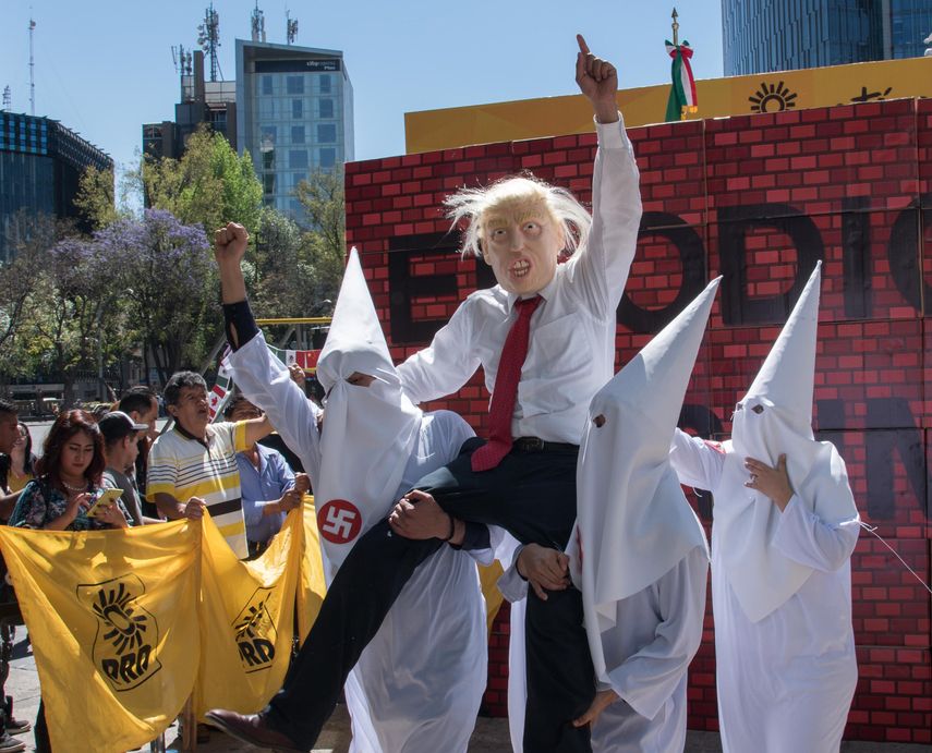 Seguidores del partido de izquierda Partido de la Revolución Democrática (PRD) realizan un performance en Ciudad de México contra el presidente de los Estados Unidos.&nbsp;