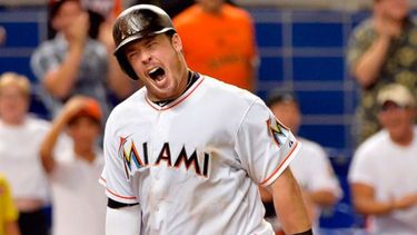 El novato de los Marlins conectó otro jonrón. (Archivo)