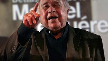 En esta fotograf&iacute;a de archivo del 20 de febrero de 2016 el pintor mexicano Manuel Felgu&eacute;rez charla al recibir la Medalla Bellas Artes en el Palacio de Bellas Artes de la Ciudad de M&eacute;xico.&nbsp;