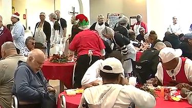Necesitados acuden a Camillus House, en Miami, a celebrar Navidad.