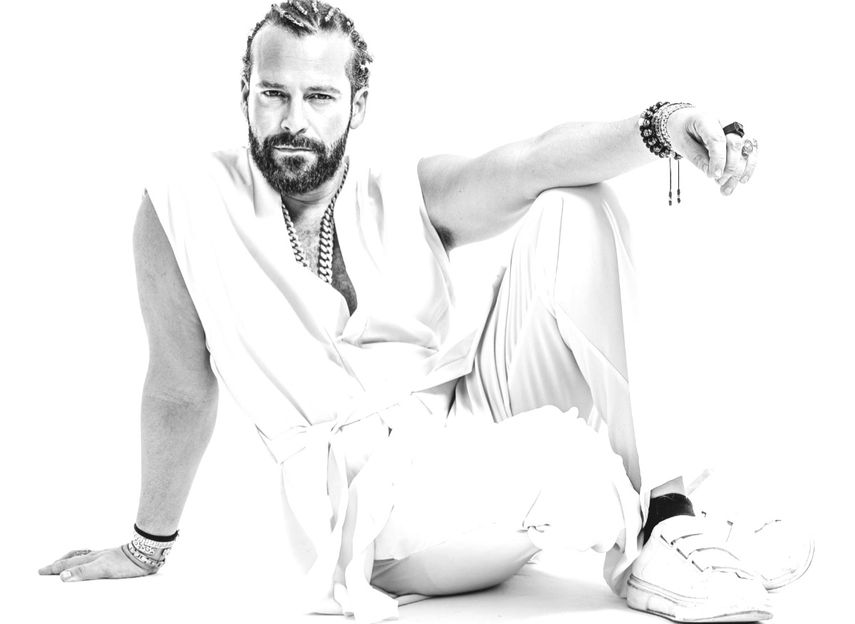 Tras el éxito de su primer álbum Vida Reloaded, Danny Pryp sorprende con un tema que combina los beats clásicos del reggaetón con toques modernos