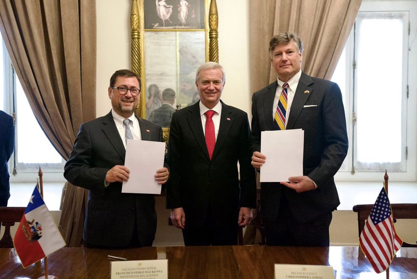 Presidente de Chile, José Antonio Kast (c) y el vicesecretario de EEEUU, Christopher Landau, y el Canciller chileno, Francisco Pérez Mackenna (i)