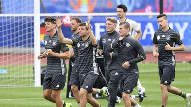 Los futbolistas alemanes (i-d), Mario Gómez, Benedikt Höwedes, Thomas Müller, Bastian Schweinsteiger, Toni Kroos y Julian Draxler en un entrenamiento del equipo en Evian, Francia. Alemania participa en la Eurocopa 2016, que se disputa entre el 10 de ju