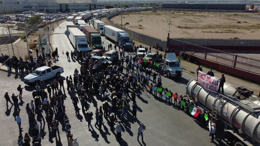Esta vista aérea muestra a camioneros que transportan mercancías de exportación a Estados Unidos durante una manifestación como parte de la huelga nacional de agricultores en el Puente Internacional Zaragoza-Ysleta en Ciudad Juárez, estado de Chihuahua, México, el 24 de noviembre de 2025.